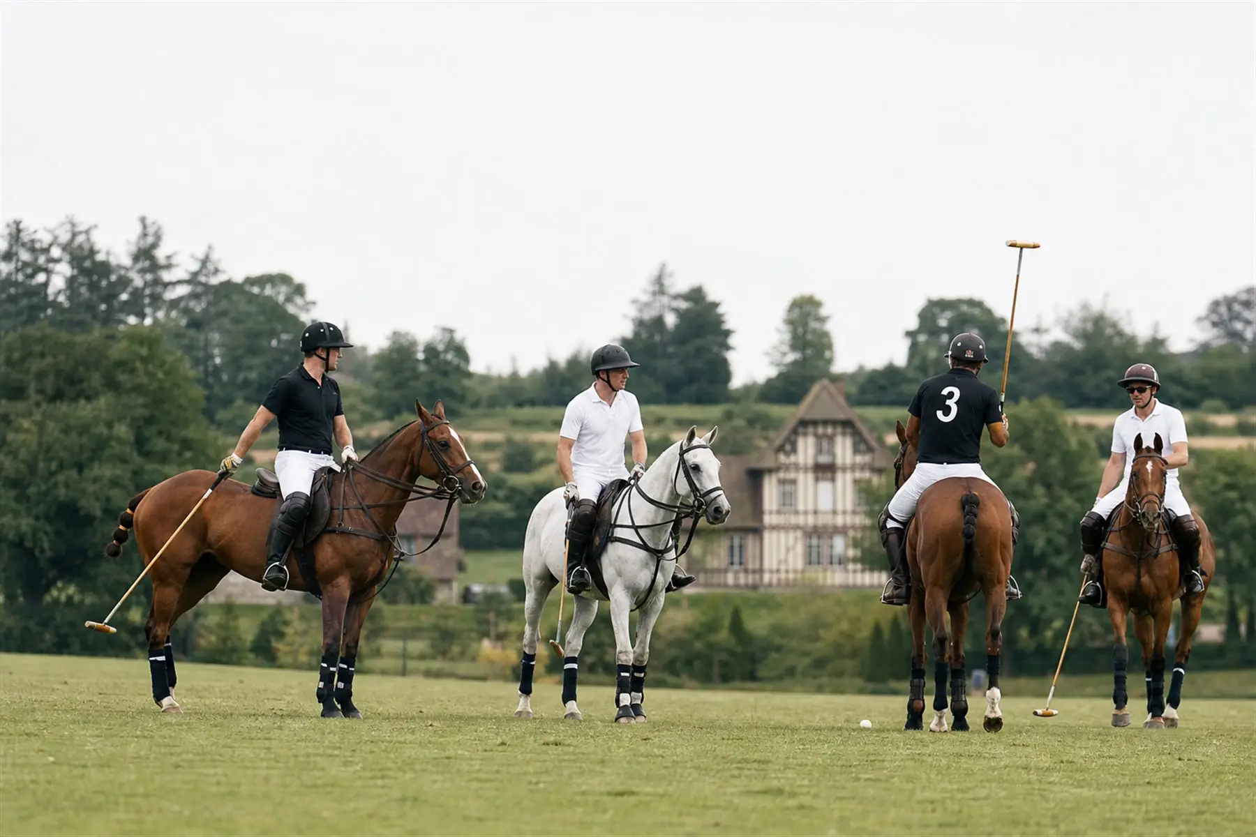 Joueurs de polo à cheval dans la campagne normande près de Deauville