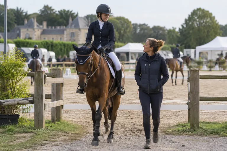 Cavalier sortant d’une détente avec son cheval